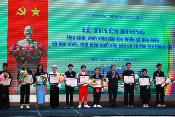 Bộ VHTTDL: Tuyên dương học sinh, sinh viên DTTS tiêu biểu, học sinh, sinh viên xuất sắc - Anh 3