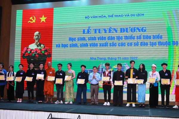 Bộ VHTTDL: Tuyên dương học sinh, sinh viên DTTS tiêu biểu, học sinh, sinh viên xuất sắc - Anh 5