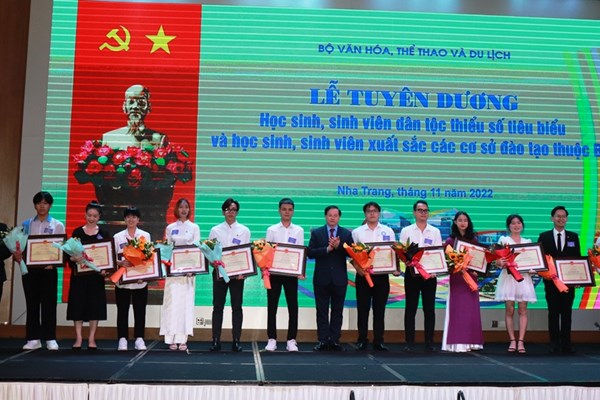 Bộ VHTTDL: Tuyên dương học sinh, sinh viên DTTS tiêu biểu, học sinh, sinh viên xuất sắc - Anh 4