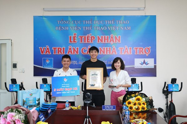 Cau thu Doan Van Hau va cac VDV tang may phuc hoi chuc nang cho Benh vien The thao Viet Nam - Anh 2