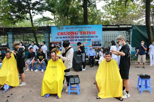 Cau thu Doan Van Hau va cac VDV tang may phuc hoi chuc nang cho Benh vien The thao Viet Nam - Anh 1