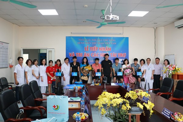 Cau thu Doan Van Hau va cac VDV tang may phuc hoi chuc nang cho Benh vien The thao Viet Nam - Anh 3