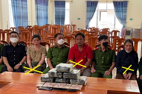 Quảng Bình bắt 3 đối tượng vận chuyển 13kg ma tuý - Anh 1