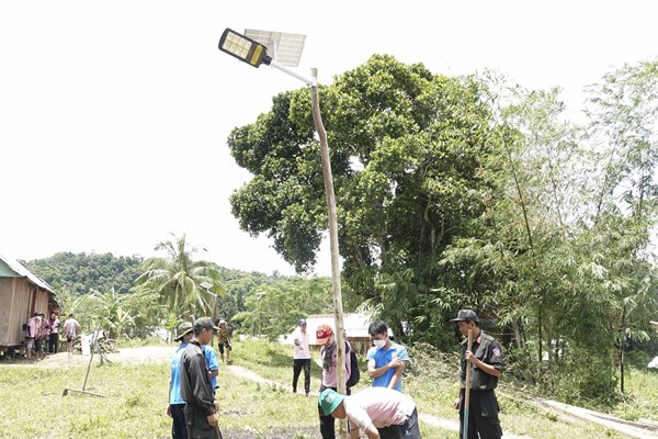 Làng O2 bừng sáng từ điện mặt trời - Anh 2