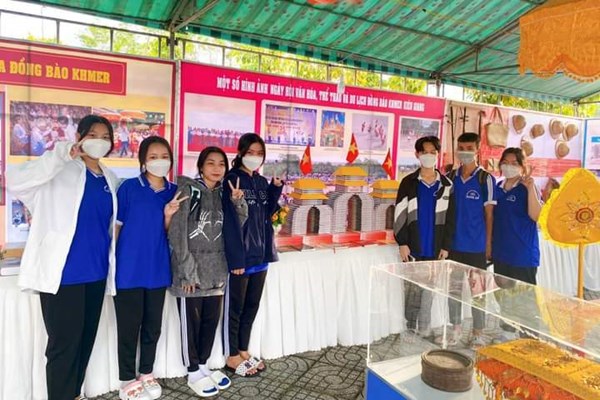Thư viện Kiên Giang triển lãm sách lưu động tại lễ hội Khmer và Nghinh Ông - Anh 2