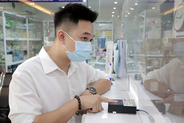 Hà Nội triển khai công nghệ sinh trắc vân tay trong quản lý, khám chữa bệnh BHYT - Anh 1