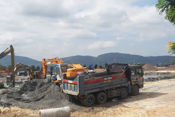 Nạo vét “trá hình”: Cư dân đầm Thị Nại lo ngại sập nhà, mất kế sinh nhai - Anh 2