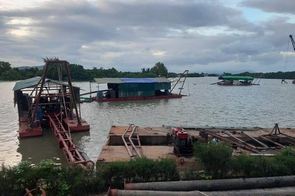 Nạo vét “trá hình”: Cư dân đầm Thị Nại lo ngại sập nhà, mất kế sinh nhai - Anh 3