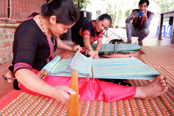 Giữ gìn nghề dệt thổ cẩm của người Cơ Tu gắn với phát triển du lịch - Anh 2
