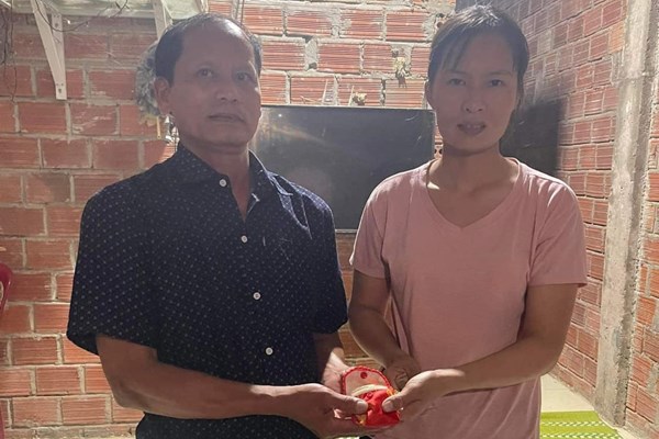 Quảng Trị: Nữ công nhân nhặt được vàng bên đường, tìm người đánh rơi để trả lại - Anh 1