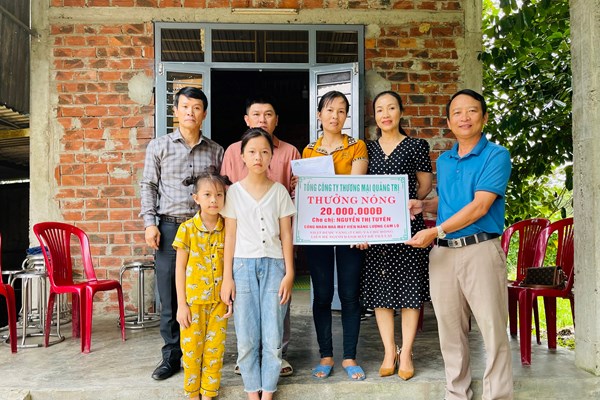 Quảng Trị: Nữ công nhân nhặt được vàng bên đường, tìm người đánh rơi để trả lại - Anh 2