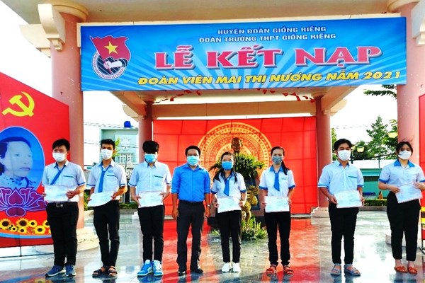 Thầy giáo ở Kiên Giang với mô hình hùng biện dưới cờ cho học sinh - Anh 1