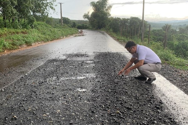 Tuyến đường giao thông biên giới cấp bách ở Gia Lai: Đầu tư 140 tỉ đồng và chưa hoàn thành đã... “nát” - Anh 1