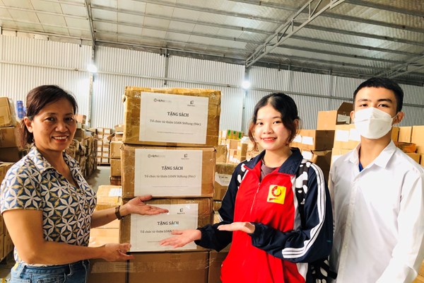 50 trường học và tổ chức nhận 10.000 cuốn sách tặng của Alpha Books và Trạm đọc - Anh 1
