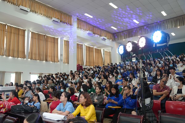 Sinh viên Đà Nẵng đối thoại với Quỹ dân số Liên Hợp Quốc tại VN - Anh 2