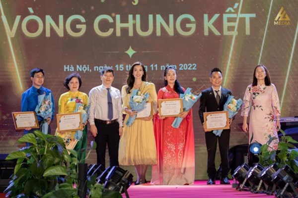 Hoa hậu Đỗ Mỹ Linh, NTK Vũ Thảo Giang làm giám khảo chung kết 