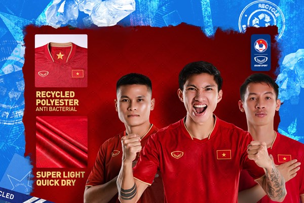 Mẫu áo mới của đội tuyển bóng đá quốc gia được làm từ chất liệu tái chế - Anh 1