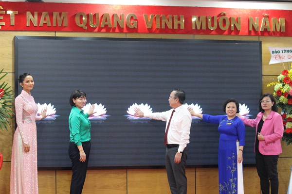 “Những đóa hồng nơi tuyến đầu phòng, chống dịch Covid-19” - Anh 1