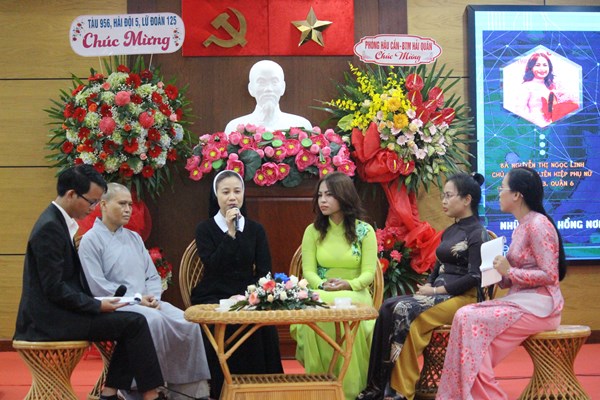 Gặp mặt “Những đóa hồng nơi tuyến đầu phòng, chống dịch Covid-19” - Anh 1