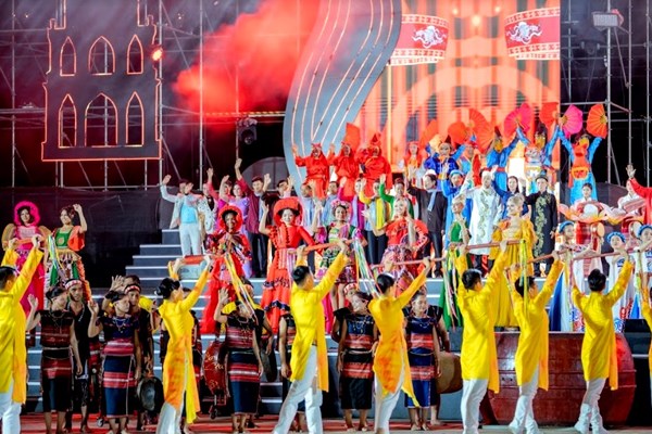 Hoa hậu Du lịch Thế giới 2022 trình diễn trang phục thổ cẩm tại Ninh Bình - Anh 2
