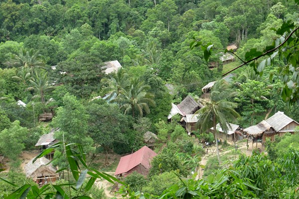 Miệt mài cắm bản gieo từng con chữ - Anh 1