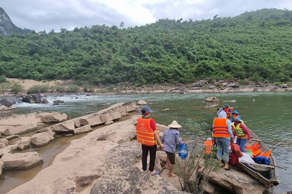 Miệt mài cắm bản gieo từng con chữ - Anh 3