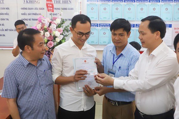 Em bé đầu tiên được cấp giấy khai sinh, thẻ BHYT liên thông với đăng ký thường trú qua Dịch vụ công - Anh 2