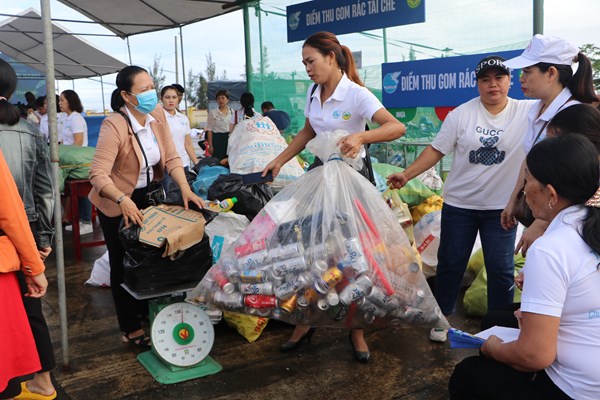 Chung tay bảo vệ môi trường biển góp phần xây dựng nông thôn mới tại Quảng Ngãi - Anh 4