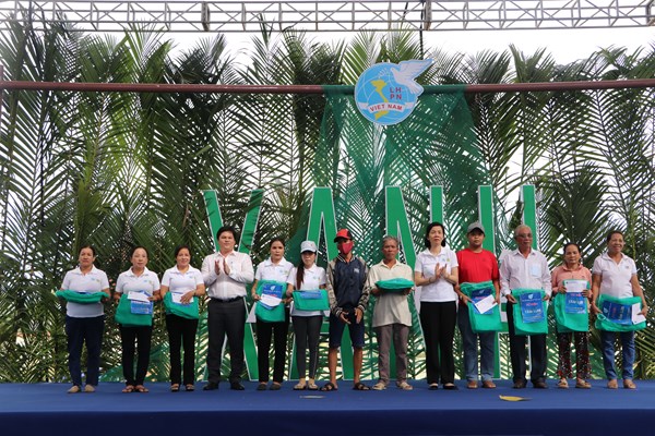 Chung tay bảo vệ môi trường biển góp phần xây dựng nông thôn mới tại Quảng Ngãi - Anh 3
