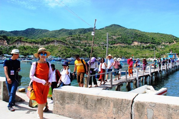 Ninh Thuận: Phấn đấu đưa du lịch trở thành ngành kinh tế mũi nhọn - Anh 1