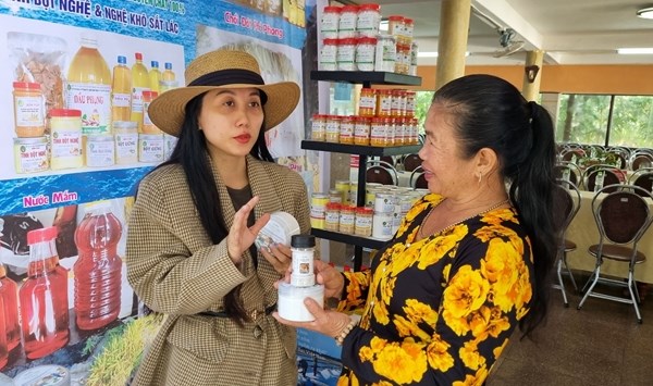 Cô gái trẻ đưa hạt muối Sa Huỳnh vươn xa - Anh 1