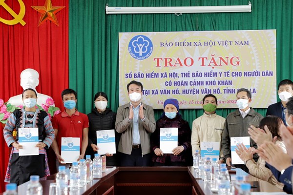 Tặng sổ BHXH, thẻ BHYT nhân dịp Tết Quý Mão - Anh 1