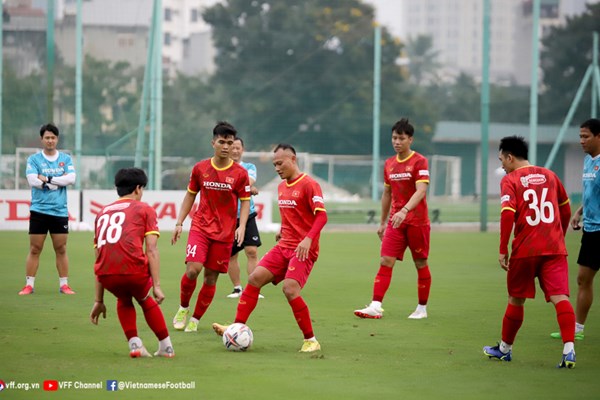 Tuyển Việt Nam hội quân, có buổi tập đầu tiên - Anh 1