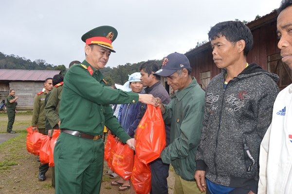 Thăm, tặng quà, khám bệnh cấp thuốc cho nhân dân Lào - Anh 2