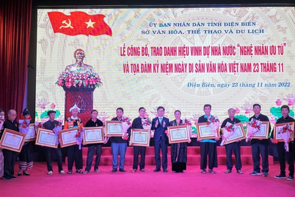 13 nghệ nhân của Điện Biên được trao danh hiệu 'Nghệ nhân Ưu tú' - Anh 1