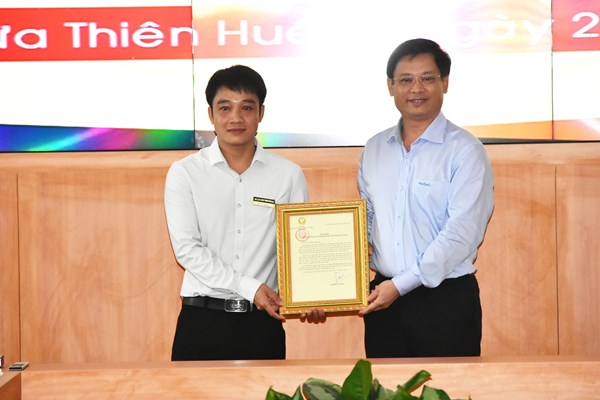 Trao Thư khen của Chủ tịch nước cho chàng trai lao xuống sông cứu người - Anh 1