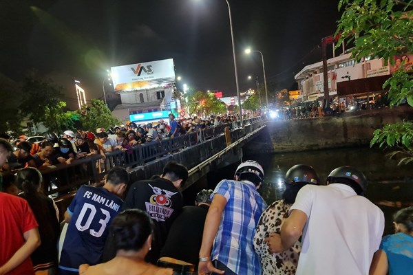 Trao Thư khen của Chủ tịch nước cho chàng trai lao xuống sông cứu người - Anh 2