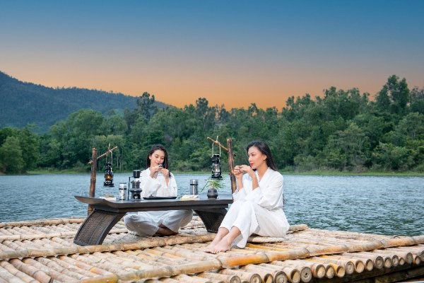 Hoa hậu Tiểu Vy, Á hậu Kim Duyên khoe sắc giữa đại ngàn M’Drak - Anh 5