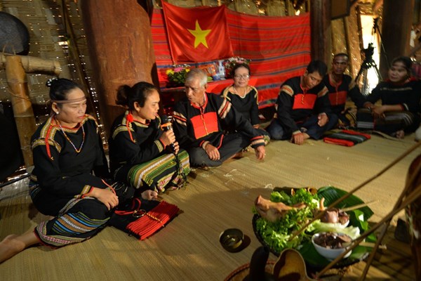 Người Ê Đê kết nghĩa Mẹ - Con - Anh 1