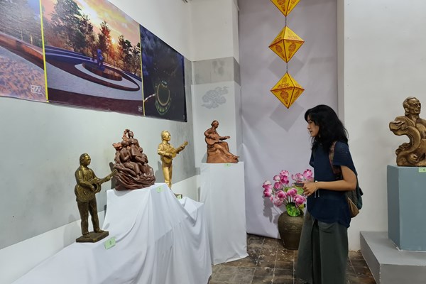 Lấy ý kiến về tượng nhạc sĩ Trịnh Công Sơn đứng hát “Nối vòng tay lớn” - Anh 1
