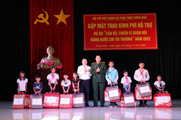 “Nâng bước em tới trường” hỗ trợ học sinh khó khăn vùng DTTS - Anh 2