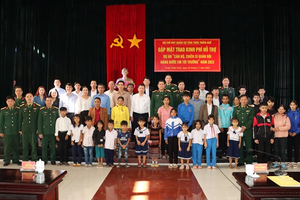 “Nâng bước em tới trường” hỗ trợ học sinh khó khăn vùng DTTS - Anh 1