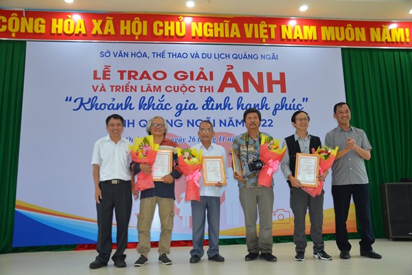 Quảng Ngãi: Trao giải và triển lãm cuộc thi ảnh “Khoảnh khắc gia đình hạnh phúc” - Anh 3