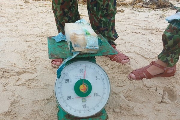 Quảng Trị: Ngư dân liên tục vớt được các gói bột nghi ma túy trôi dạt trên biển - Anh 1