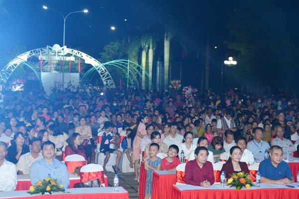 Liên hoan cồng chiêng, đàn hát dân ca các dân tộc thiểu số Quảng Ngãi - Anh 1