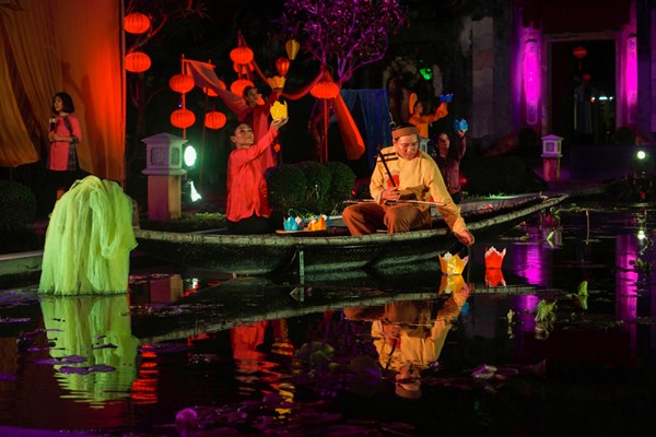 “Hội An hướng tới thành phố sáng tạo”: Rực rỡ đêm Sắc màu của lụa - Anh 7