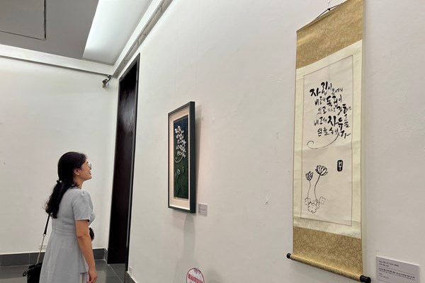 Triển lãm “Danh ngôn của Chủ tịch Hồ Chí Minh trên Thư pháp Hàn Quốc” - Anh 4