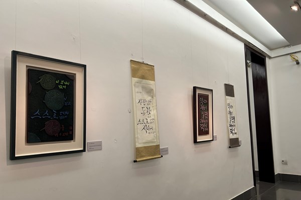 Triển lãm “Danh ngôn của Chủ tịch Hồ Chí Minh trên Thư pháp Hàn Quốc” - Anh 5