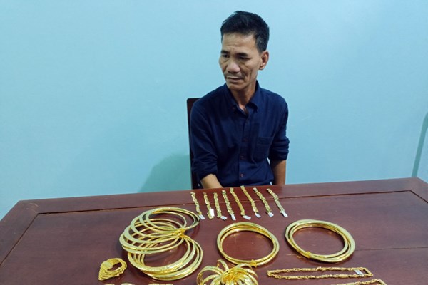 Bắt đối tượng trộm túi vàng trị giá hơn 400 triệu đồng - Anh 1