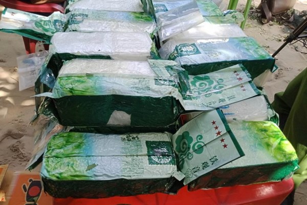 20 gói tinh thể trắng trôi dạt vào biển Quảng Nam là ma túy đá - Anh 1